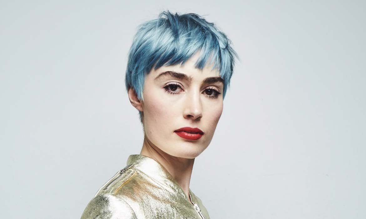 Usa el Sérum Stop Frizz de Elvive Dream Long de L’Oréal Paris para que el acabado messy de corte de pelo pixie tenga cierto control y cero encrespamiento.